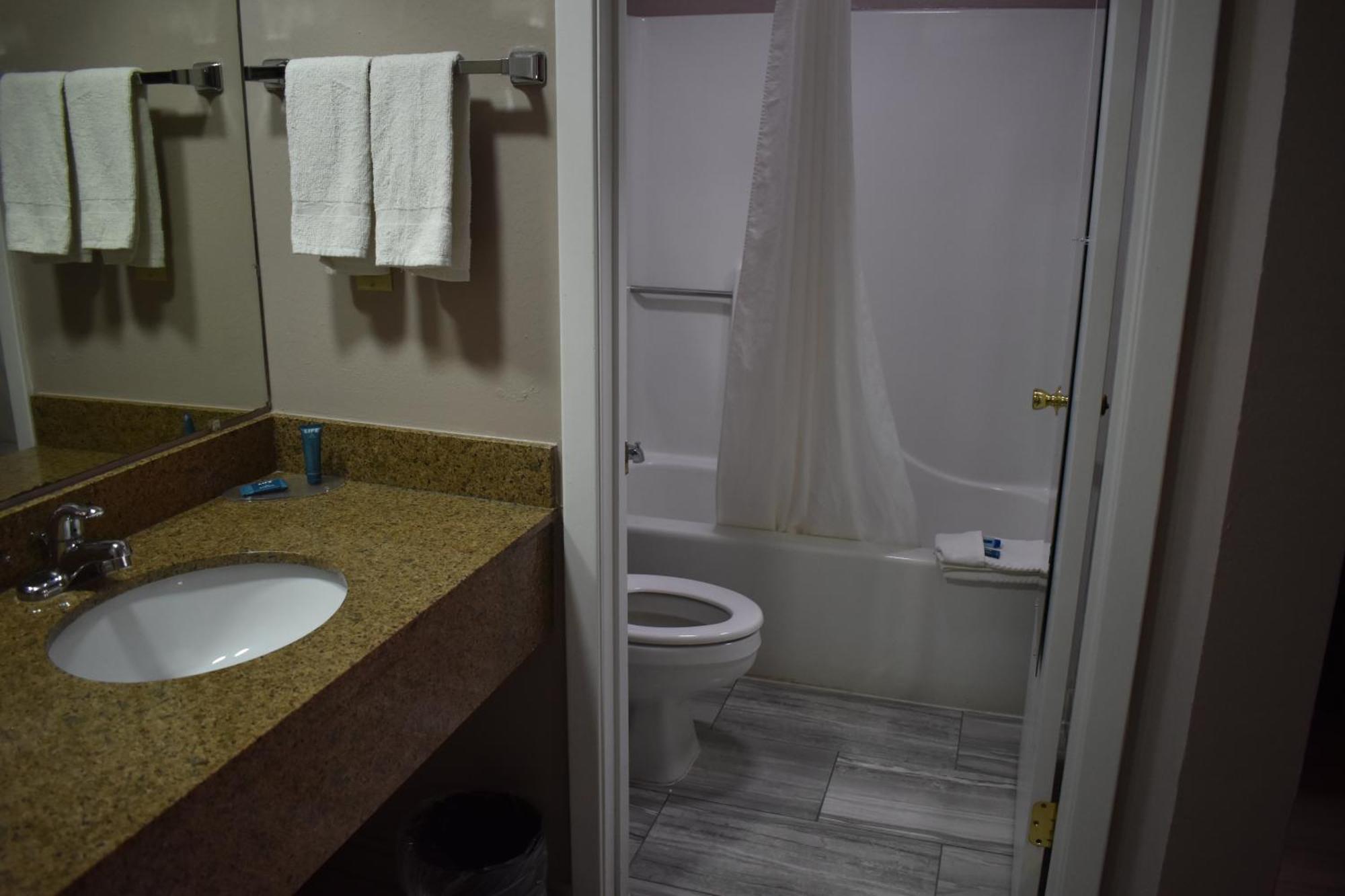 The Heritage Inn, Inc Huntingdon Экстерьер фото