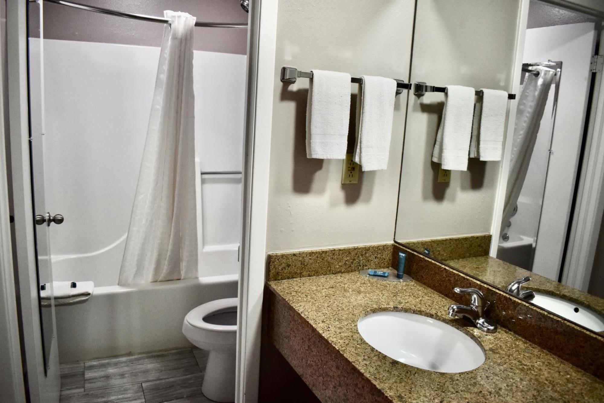 The Heritage Inn, Inc Huntingdon Экстерьер фото